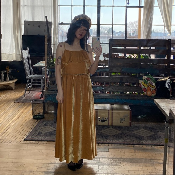Vintage crushed velvet golden yellow dress - Picture 5 of 7
